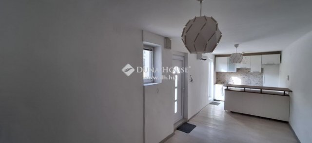 Eladó téglalakás, Pécsett 21.9 M Ft, 2 szobás