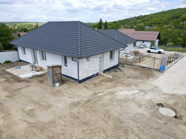 Eladó ikerház, Mendén 79 M Ft, 4 szobás / költözzbe.hu