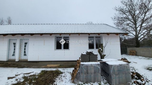 Eladó családi ház, Ercsiben 45 M Ft, 5 szobás