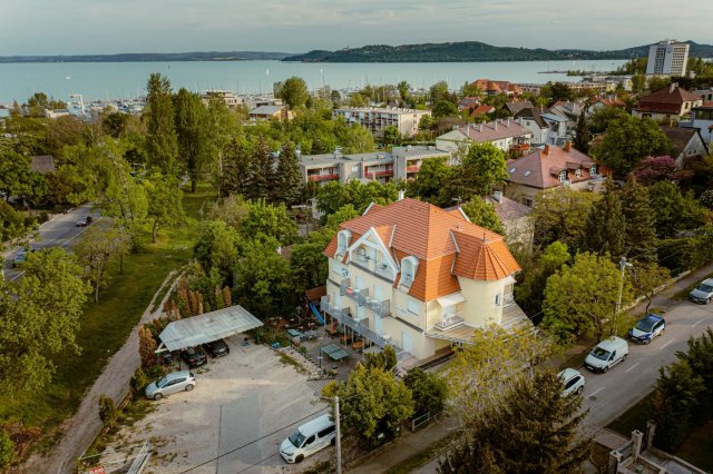 Eladó családi ház, Balatonfüreden 405 M Ft, 22 szobás