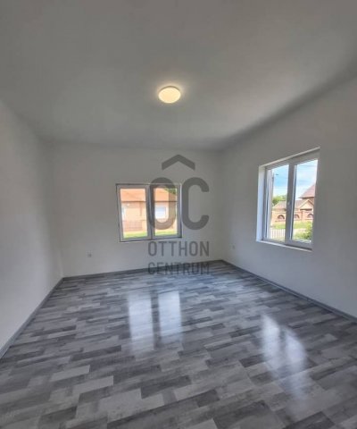 Eladó családi ház, Újszászon 23 M Ft, 2 szobás