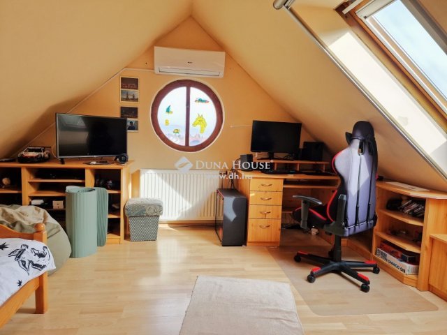Eladó családi ház, Pécsett 99 M Ft, 8 szobás