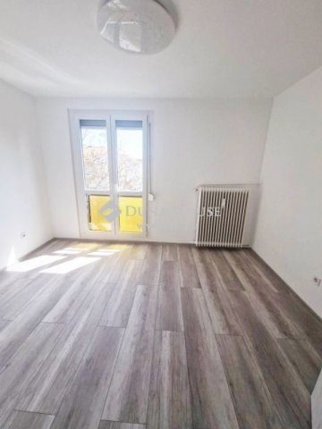 Eladó panellakás, Pécsett 56.9 M Ft, 2 szobás