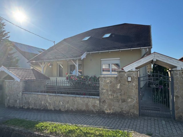 Eladó családi ház, Százhalombattán 129.9 M Ft, 6+1 szobás