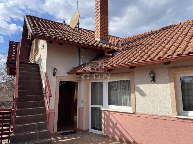 Eladó családi ház, Piliscsabán 134.9 M Ft, 5+4 szobás