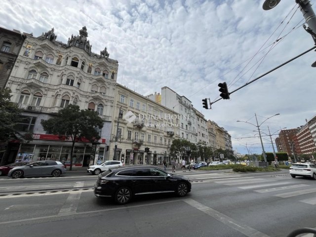 Eladó téglalakás, Budapesten, V. kerületben 57.5 M Ft, 1 szobás