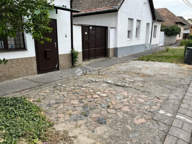 Eladó családi ház, Szekszárdon 49.9 M Ft, 4 szobás