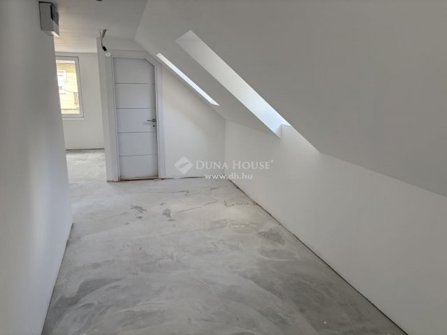Eladó téglalakás, Esztergomban 39.9 M Ft, 2 szobás