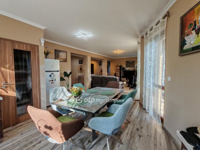 Eladó családi ház, Zsámbékon 157 M Ft, 4 szobás