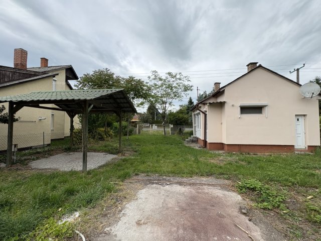 Eladó nyaraló, Fonyódon 42 M Ft, 2 szobás / költözzbe.hu