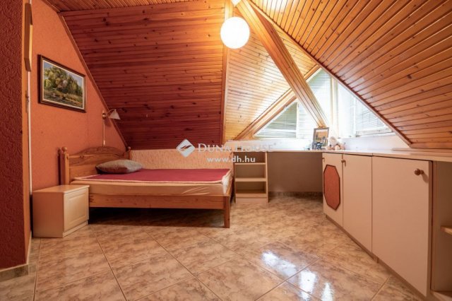 Eladó családi ház, Pécsett 138 M Ft, 4 szobás