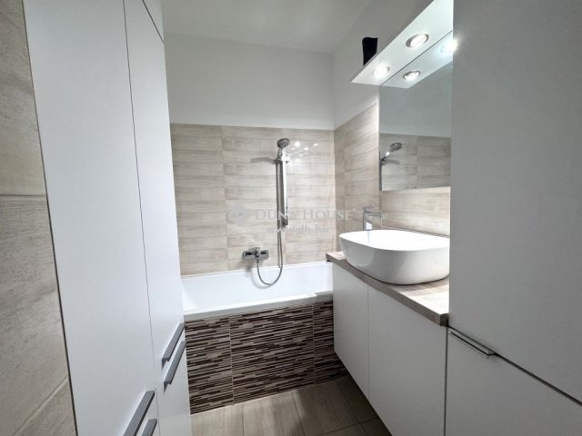 Eladó panellakás, Pécsett 39.99 M Ft, 3 szobás