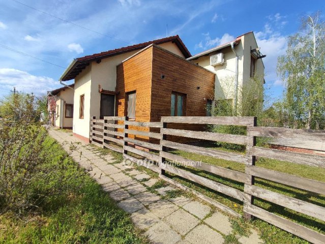 Eladó sorház, Sándorfalván 135 M Ft, 6+4 szobás