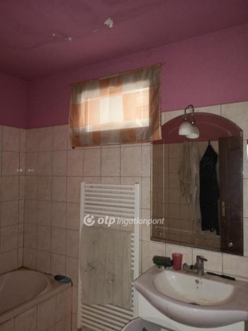 Eladó családi ház, Tiszacsegén 14 M Ft, 5 szobás