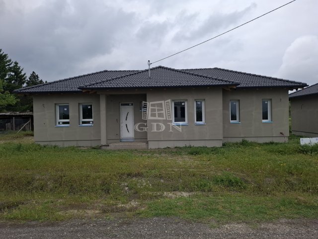 Eladó családi ház, Szigetbecsén 79.9 M Ft, 5 szobás