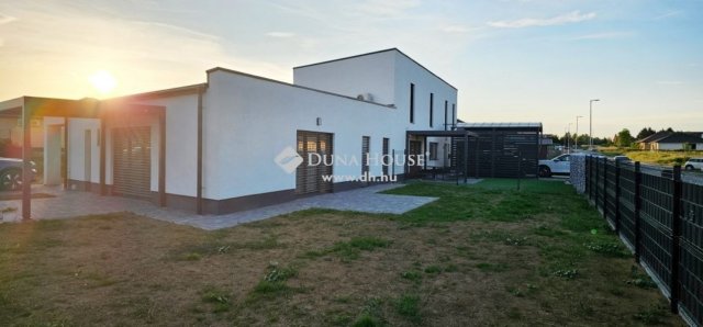 Eladó téglalakás, Szombathelyen 99 M Ft, 4 szobás