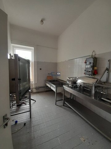 Kiadó üzlethelyiség, Lábatlanon 500 E Ft / hó