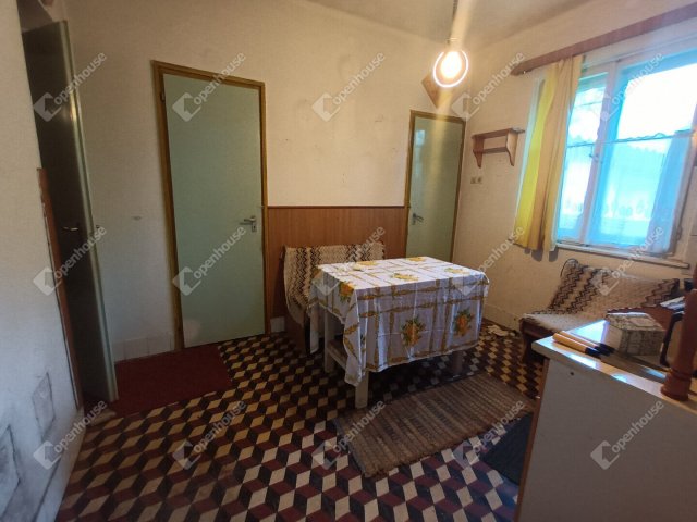 Eladó családi ház, Lábatlanon 32 M Ft, 2 szobás