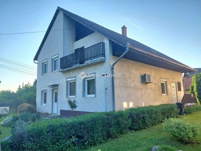 Eladó családi ház, Simontornyán 42 M Ft, 8 szobás