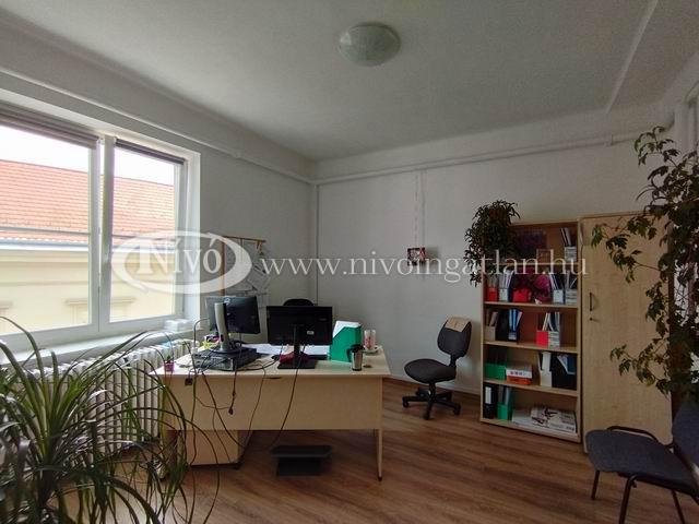 Eladó iroda, Veszprémben 15.9 M Ft, 2 szobás