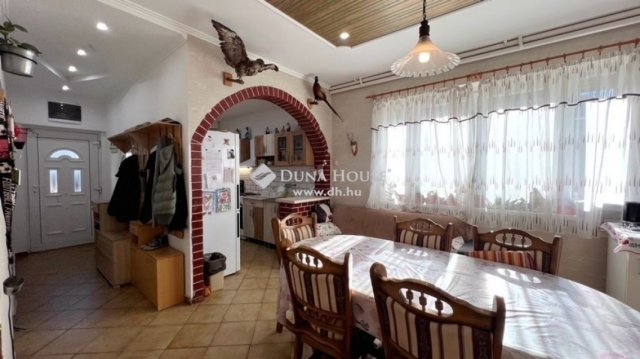 Eladó családi ház, Monorierdőn 89.9 M Ft, 9 szobás