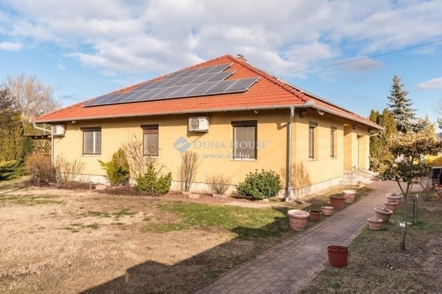 Eladó családi ház, Szadán 180 M Ft, 5 szobás