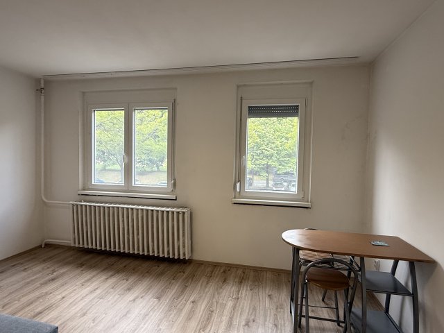 Eladó panellakás, Veszprémben 30 M Ft, 1 szobás
