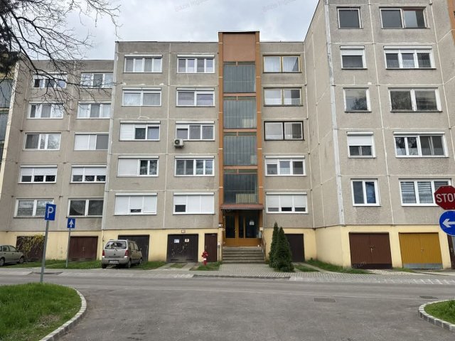 Eladó téglalakás, Kiskunhalason 25.7 M Ft, 2 szobás