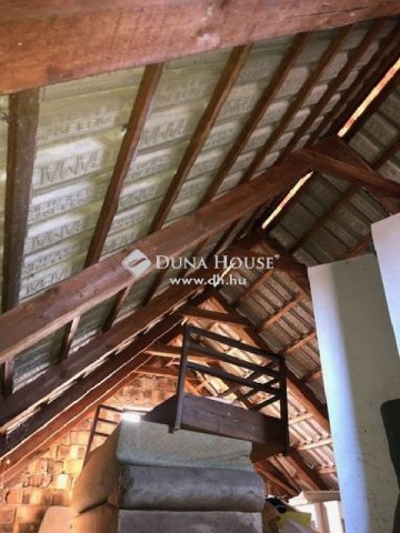 Eladó családi ház, Pécsett 6.9 M Ft, 1 szobás