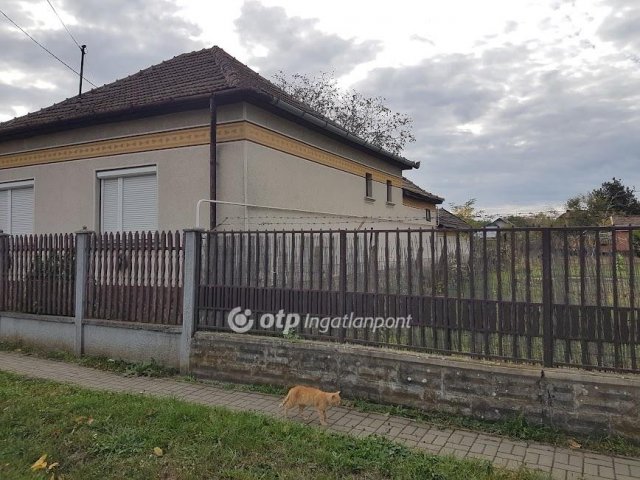 Eladó családi ház, Újszászon, Kolozsvári körúton 17.9 M Ft