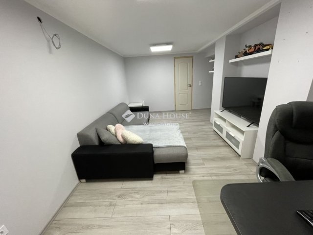 Eladó családi ház, Pécsett 115 M Ft, 6 szobás