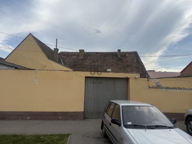 Eladó családi ház, Győrött 67.99 M Ft, 2 szobás