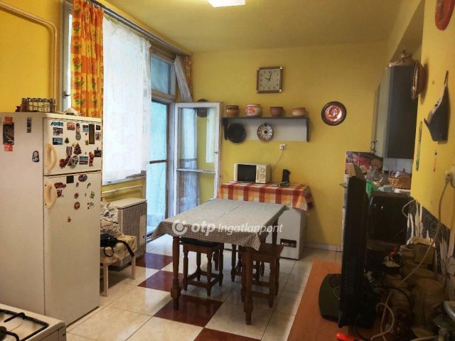 Eladó téglalakás, Békésen 25 M Ft, 3 szobás