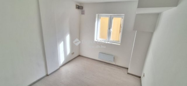 Eladó téglalakás, Pécsett 21.9 M Ft, 2 szobás