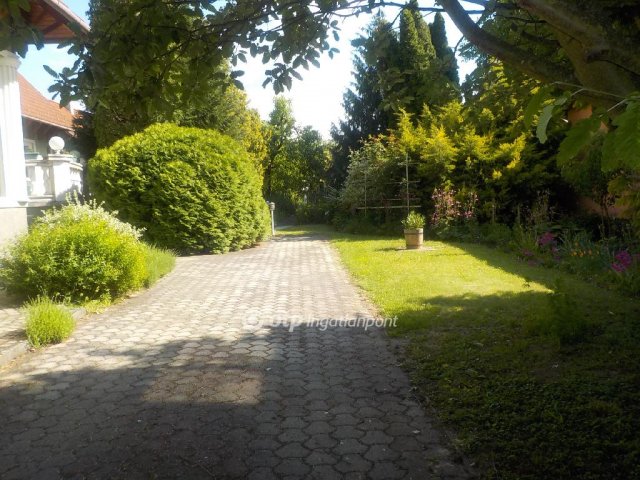 Eladó családi ház, Kaposváron 130 M Ft, 9 szobás