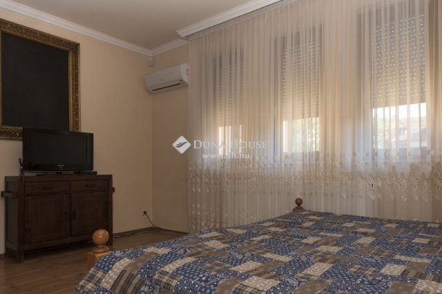 Eladó családi ház, Gödön 225 M Ft, 7 szobás