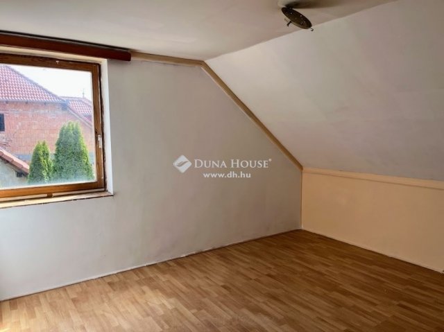 Eladó családi ház, Pécsett 89 M Ft, 6 szobás