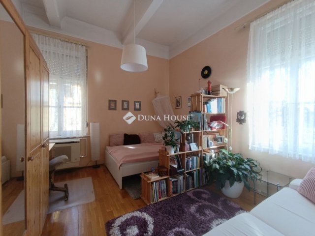 Eladó téglalakás, Pápán 43.5 M Ft, 4 szobás