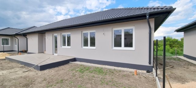Eladó családi ház, Bicskén 88 M Ft, 5 szobás