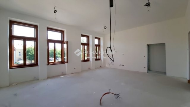 Eladó téglalakás, Vácon 110.4 M Ft, 2 szobás