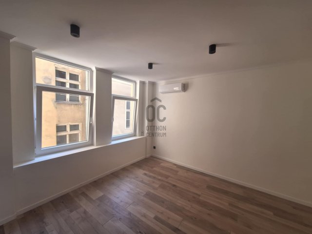 Eladó téglalakás, Budapesten, VI. kerületben 37.8 M Ft, 1 szobás