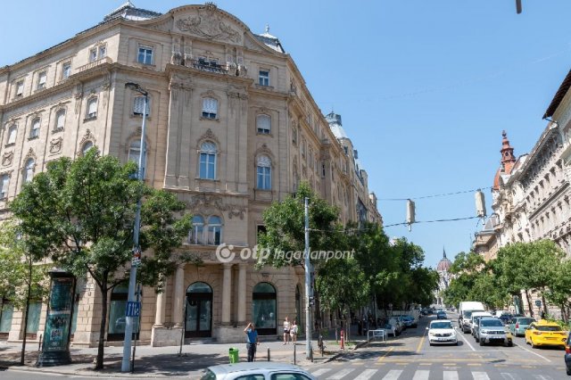 Eladó téglalakás, Budapesten, V. kerületben, Alkotmány utcában