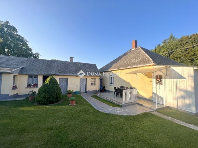 Eladó családi ház, Zircen 58.99 M Ft, 2 szobás