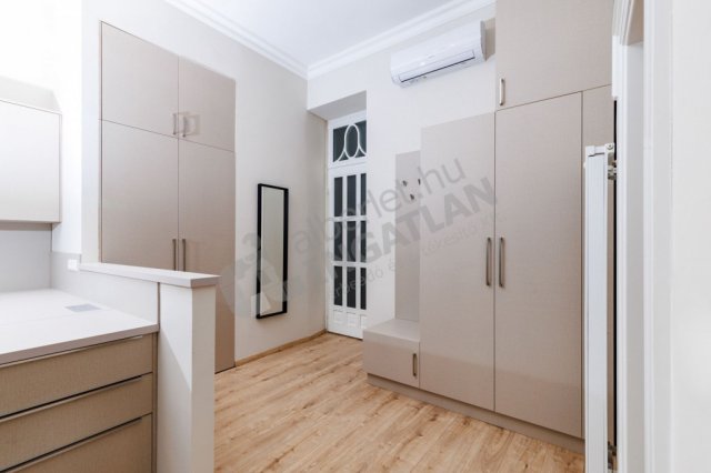 Kiadó téglalakás, albérlet, Budapesten, V. kerületben, 2 szobás