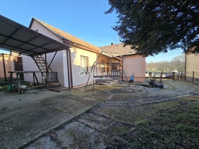 Eladó családi ház, Pécsett 32.9 M Ft, 3 szobás