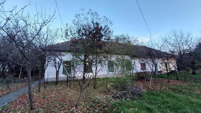 Eladó családi ház, Kisújszálláson 9 M Ft, 2 szobás