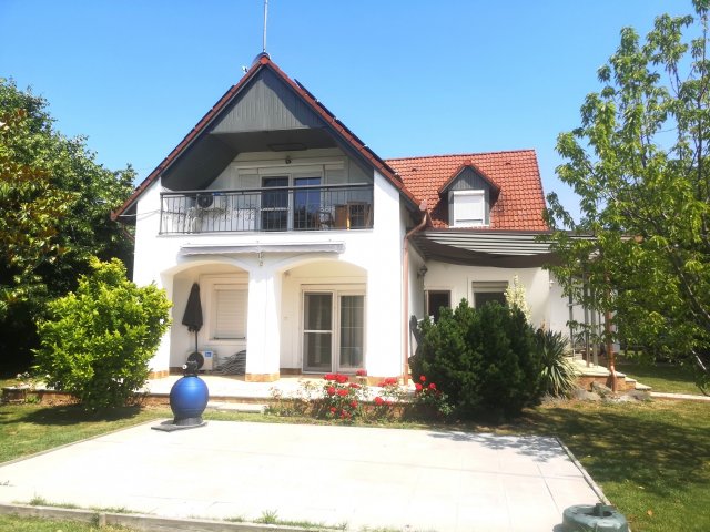 Eladó családi ház, Badacsonytomajon 235 M Ft, 8 szobás
