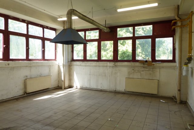 Kiadó ipari ingatlan, Pécsett 1500 E Ft / hó