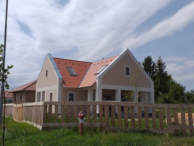 Eladó családi ház, Felsőörsön 140 M Ft, 5 szobás