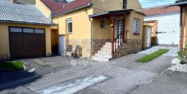 Eladó családi ház, Pécsett 84 M Ft, 3+1 szobás